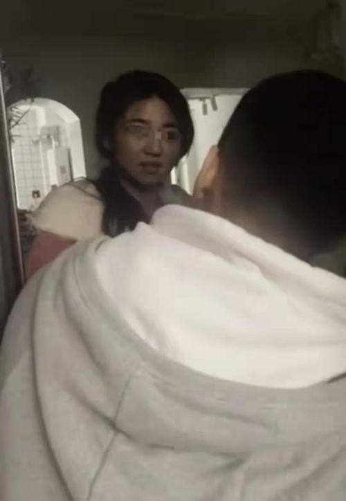 娱乐吃瓜酱男生拍照